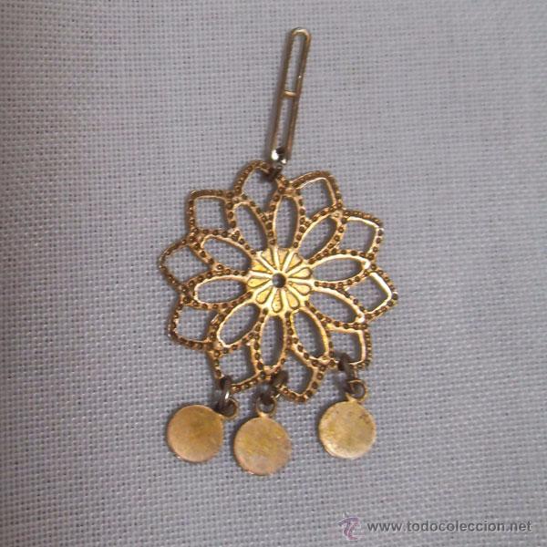 Joaillerie: PRECIOSO COLGANTE DE METAL EN FORMA DE FLOR CON TRES MEDALLITAS