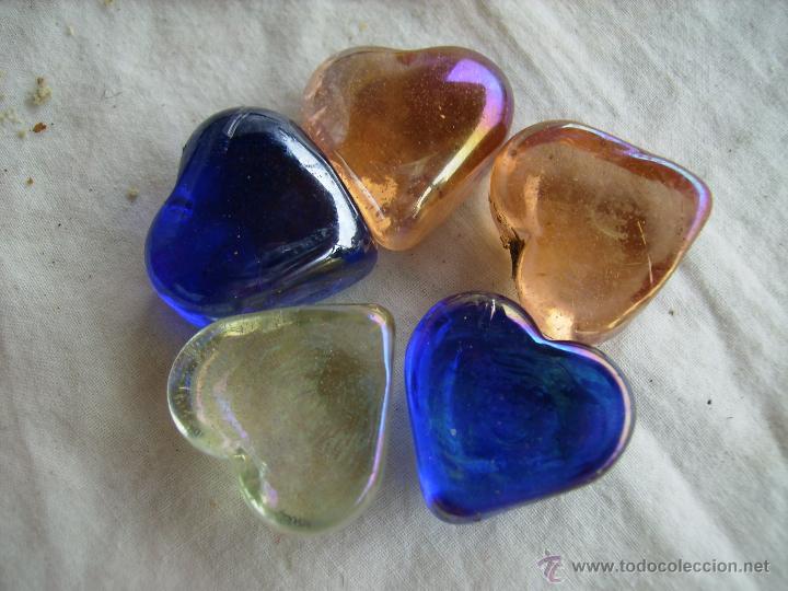 Joalharia: **LOTE DE 5 CORAZONES EN CRISTAL DE BONITOS COLORES** (2,5 x2,5 cm)