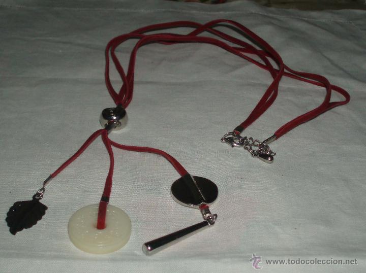 Schmuck: collar cuerdas de cuero y varios colgantes lleva cierre y cadena de seguridad