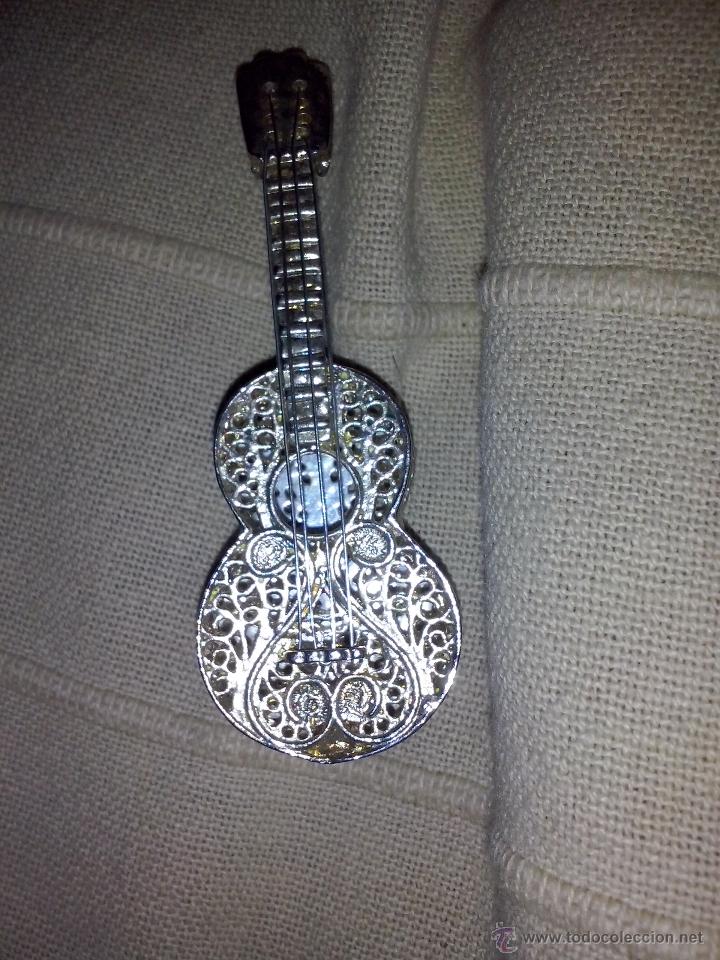 Schmuck: broche con forma de guitarra de filigrana cordobesa