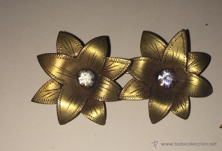 Gioielleria: Bonito broche de bronce dorado en forma de 2 flores con 2 piedras centrales