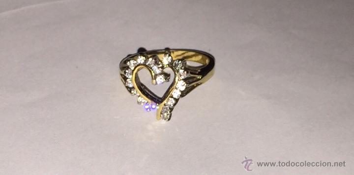 Joyeria: Bonito anillo chapado en oro con circonitas en forma de coraz&oacute;n