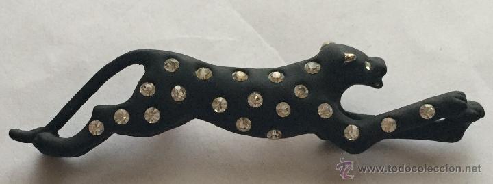 Broche en forma de pantera de bronce y con pedrer&iacute;a