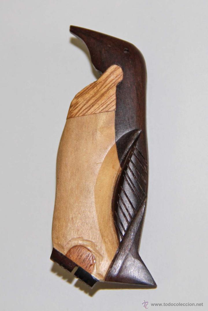 Schmuck: JOY655 BROCHE EN FORMA DE PING&Uuml;INO. MADERA. ESPA&Ntilde;A. A&Ntilde;OS 80