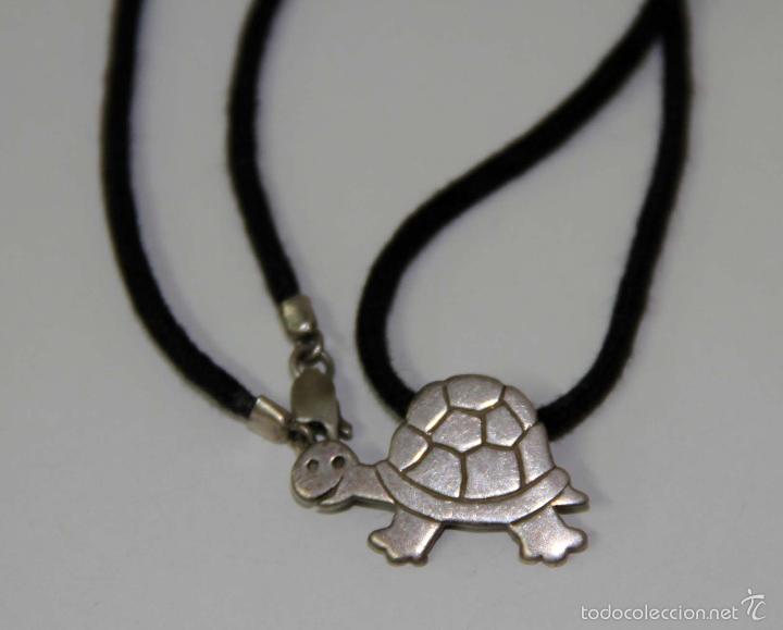 Joaillerie: COL082 COLGANTE EN FORMA DE TORTUGA. PLATA. CORD&Oacute;N DE ALGOD&Oacute;N. ESPA&Ntilde;A. A&Ntilde;OS 60