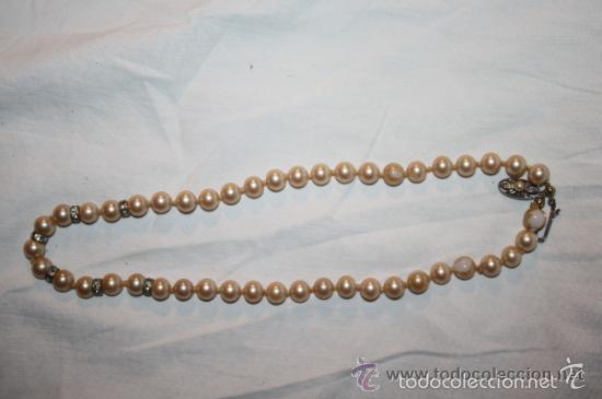 Joyeria: COL132 COLLAR. PERLAS FALSAS CON ADORNOS DE METAL PLATEADO Y STRASS. 22 CM