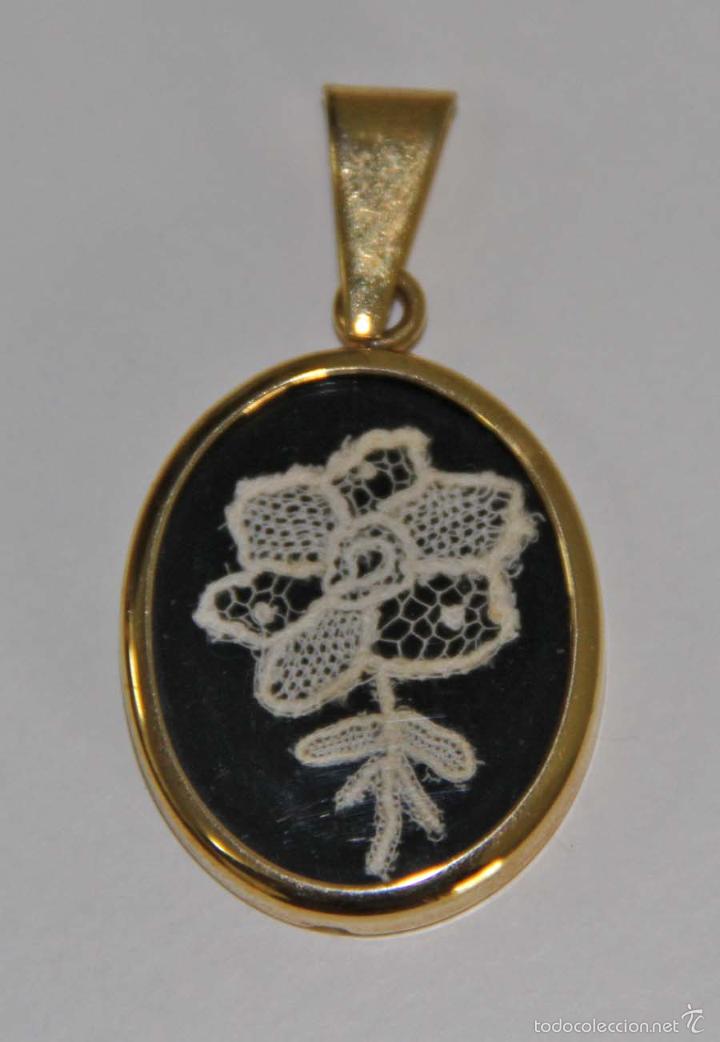 Schmuck: COL127 COLGANTE VINTAGE. METAL DORADO Y ENCAJE. ESPA&Ntilde;A. A&Ntilde;OS 80