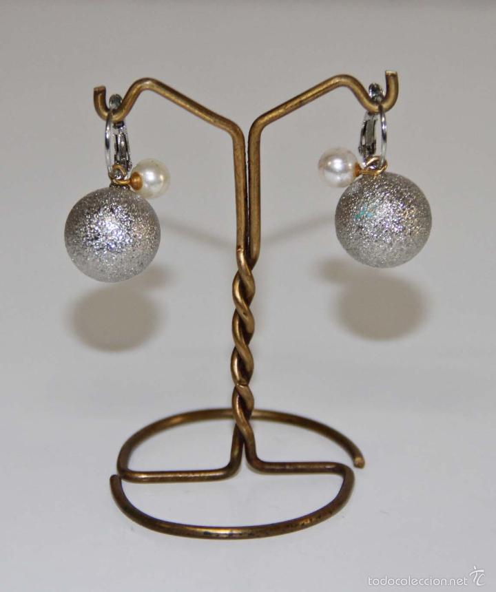 Schmuck: PEN036 PENDIENTES VINTAGE. METAL PLATEADO Y PERLAS. ESPA&Ntilde;A. A&Ntilde;OS 80