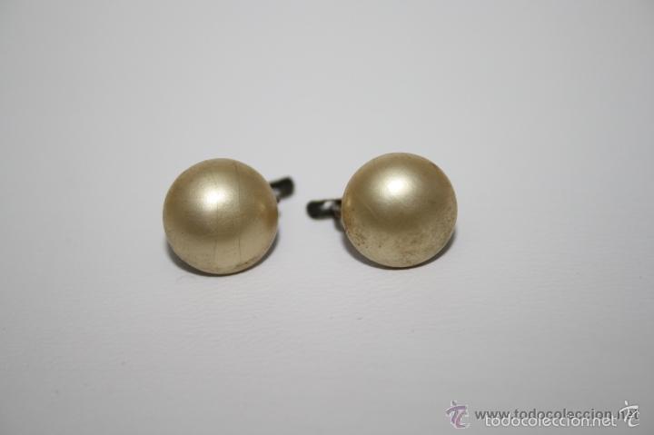 Joyeria: PEN075 PAREJA DE PENDIENTES SIMULANDO PERLAS - DI&Aacute;METRO 1 CM - PRIMER TERCIO S. XX