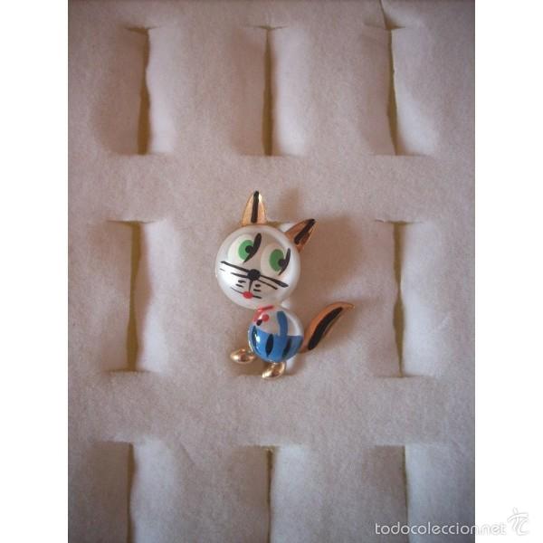 Joaillerie: Broche vintage, gatito con pantal&oacute;n a rayas