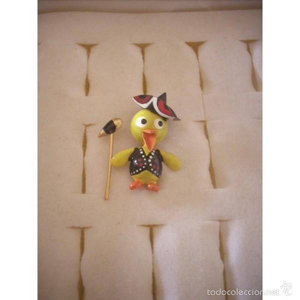 Joaillerie: Broche vintage, pollito con sombrero y bast&oacute;n