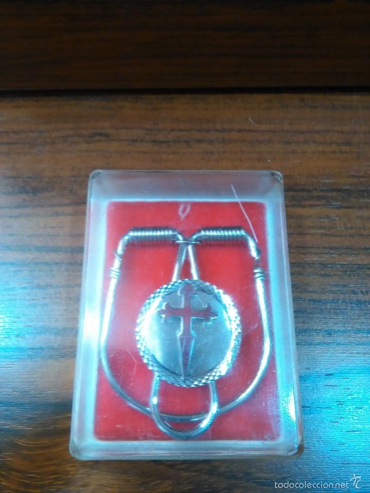 Joaillerie: ANTIGUO Y BONITO SUJETABILLETES -- RECUERDO DE SANTIAGO DE COMPOSTELA -- EN SU CAJA -- A&Ntilde;OS 70