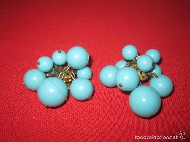 Joyeria: Pendientes a&ntilde;os 80 con bolas azules. - Foto 2