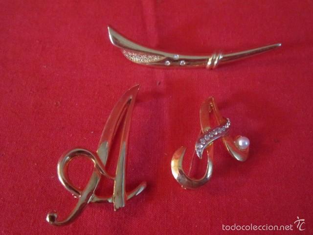Joyeria: Lote de dos broches en metal dorado. Con forma de A. - Foto 1