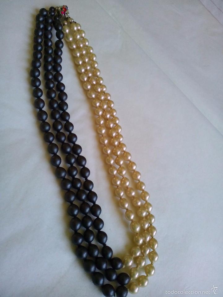 Joyeria: Collar de tres vueltas de perlas blancas y negras con bonito broche de pedrer&iacute;a