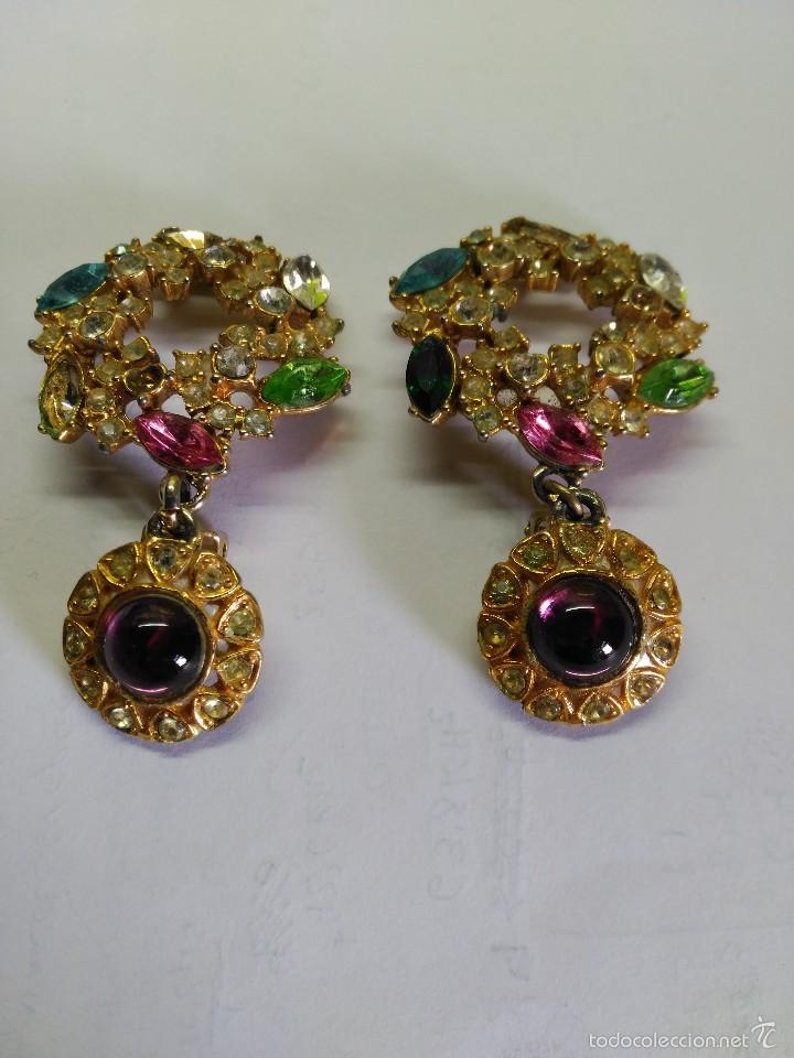 Joaillerie: Magn&iacute;fica pareja de pendientes de bronce dorado y pedrer&iacute;a