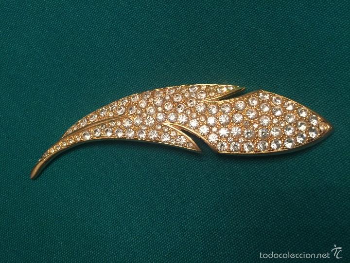 Joaillerie: gran broche en metal dorado y brilantes