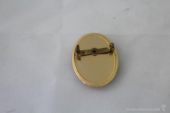 Joyeria: camafeo en metal dorado y concha - Foto 3
