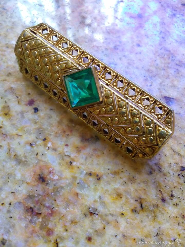 Schmuck: Antiguo broche dorado con piedra verde central
