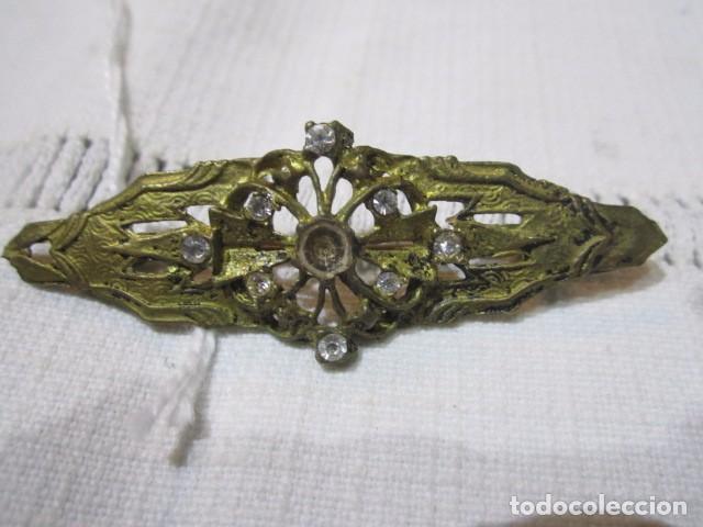 Joalharia: Antiguo broche met&aacute;lico con cristales. 5,5 x 2 cms.