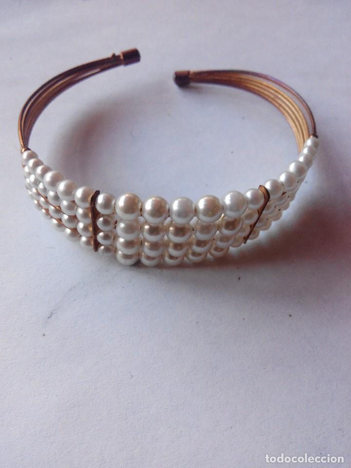 Schmuck: BRAZALETE EN PERLA BLANCA Y DORADO CON CIERRE ABIERTO. BISUTERIA FINA