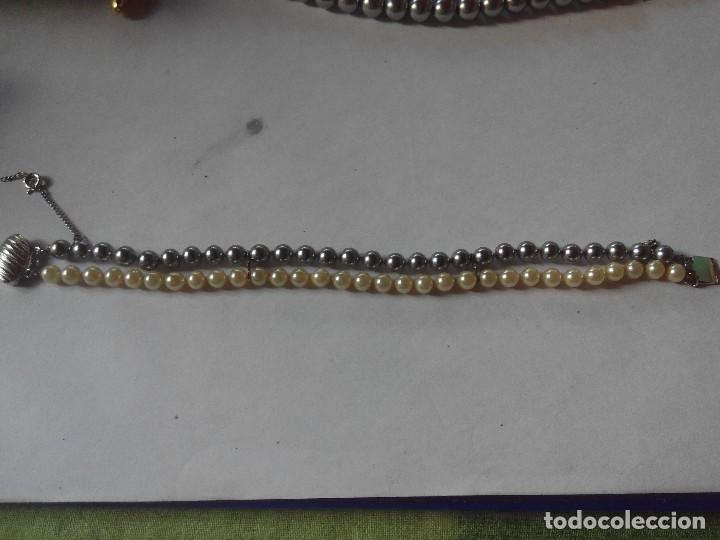 Joyeria: PULSERA EN PERLA BLANCA Y PERLA GRIS DOBLE FILA . CIERRE PLATEADO. BISUTERIA