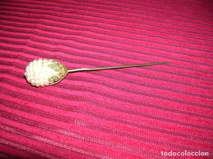 Joaillerie: Muy bello alfiler de sombrero antiguo con perlitas y filigrana en metal.