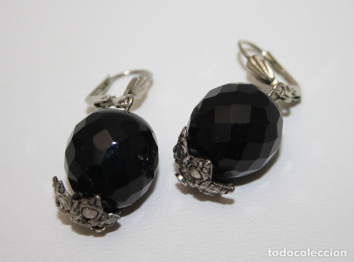 Joyeria: PEN084 PAREJA DE PENDIENTES EN METAL PLATEADO Y CRISTAL NEGRO TALLADO