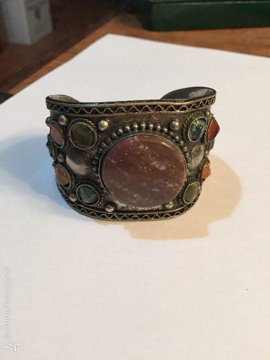 Joaillerie: Brazalete antiguo de metal con piedras incrustadas