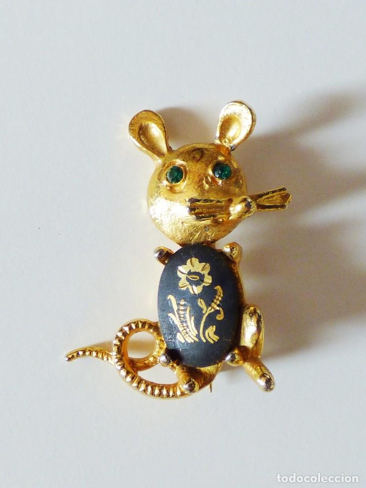 Joyeria: RAT&Oacute;N. BROCHE CON DAMASQUINADO EN ORO FINO 24K Y PEDRER&Iacute;A. A&Ntilde;OS 70