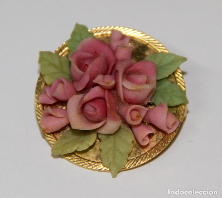 Joaillerie: BRO033 BROCHE VINTAGE. BISCUIT Y METAL DORADO. ESPA&Ntilde;A. A&Ntilde;OS 80