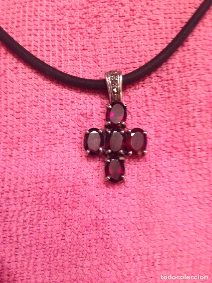 Schmuck: CRUCIFIJO EN PLATA Y PIEDRAS NATURALES DE COLOR GRANATE