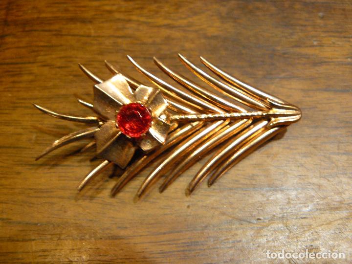 Joaillerie: BROCHE VINTAGE, COLOR COBRE CON UNA PIEDRA ROJA