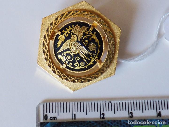 Joyeria: BROCHE DAMASQUINADO EN ORO DE 24K INCRUSTADO. TOLEDO A&ntilde;os 70
