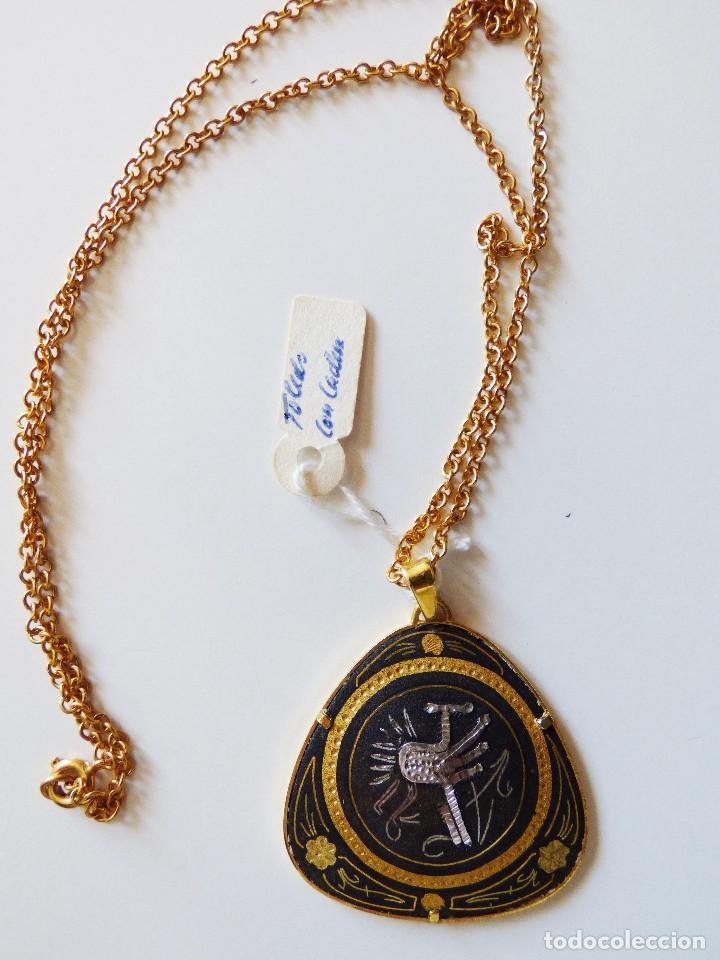 Joyeria: COLGANTE DAMASQUINADO EN ORO DE 24K INCRUSTADO Y NIELADO EN PLATA. TOLEDO A&ntilde;os 70