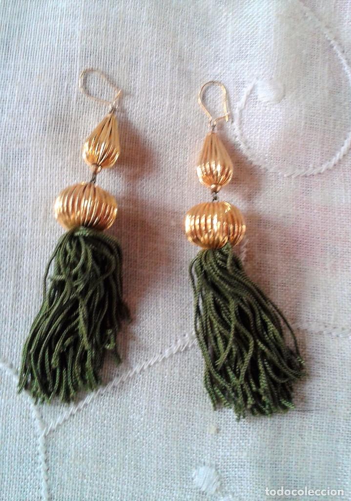 Joyeria: PENDIENTE BOLAS DORADAS Y FLECOS VERDES -TIPO BORLAS- - Foto 1