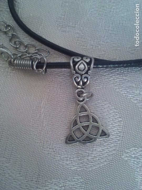 Joaillerie: colgante con la figura de un trisquel amuleto celta con cordon negro