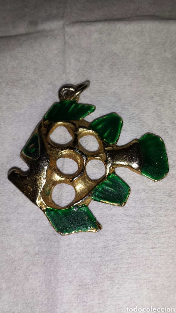 Joaillerie: Colgante Pez dorado pintado color verde. 32 mm