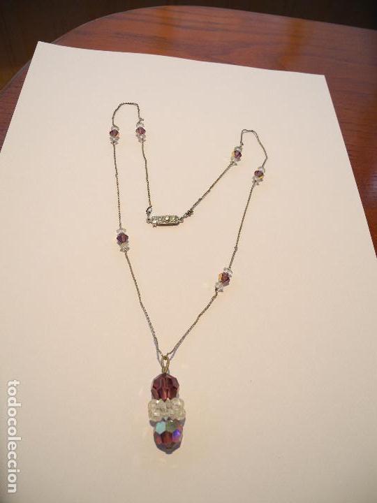 Joalharia: Collar de cadena fina met&aacute;lica con adornos de cristal tallado blanco y rosado.