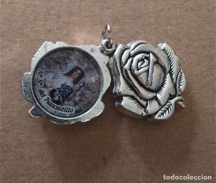 Schmuck: Colgante flor metal. Nuestra Se&ntilde;ora del Trascastillo, El Ca&ntilde;avate, Cuenca. Esmalte? Dise&ntilde;ado Italia.