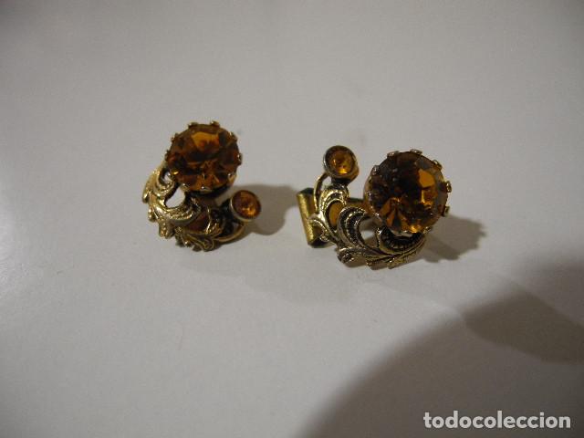 Joyeria: Pendientes antigudos con dos cristales de color &aacute;mbar. Cierre antiguo.