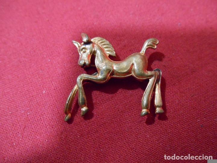Joaillerie: BONITO CABALLITO DORADO EN FORMA DE BROCHE