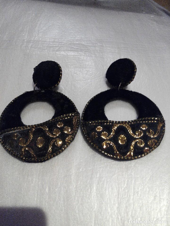 Joaillerie: PENDIENTES EN TERCIOPELO NEGRO Y DORADOS