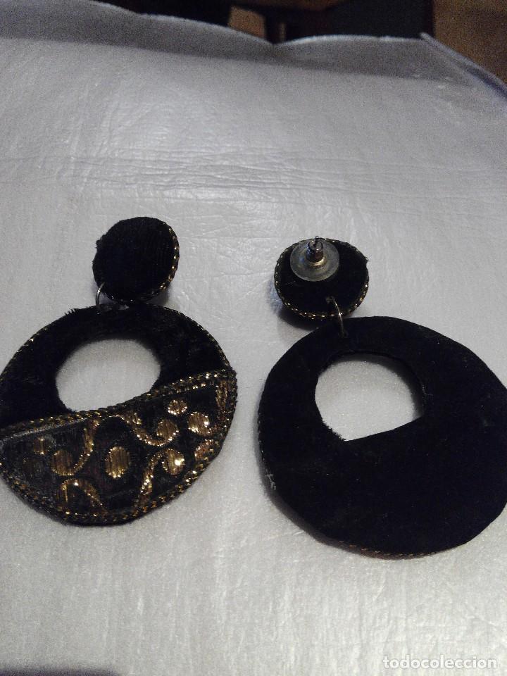 Joyeria: PENDIENTES EN TERCIOPELO NEGRO Y DORADOS - Foto 2