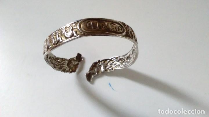 Joalharia: Pulsera marroqu&iacute; de metal con inscripci&oacute;n en &aacute;rabe