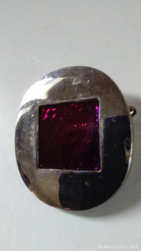 Joaillerie: Broche de metal ovalado con esmalte rojo y cierre de seguridad