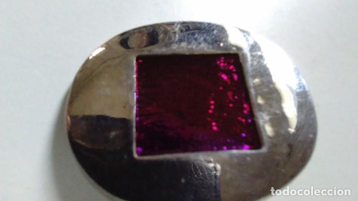Joyeria: Broche de metal ovalado con esmalte rojo y cierre de seguridad - Foto 2