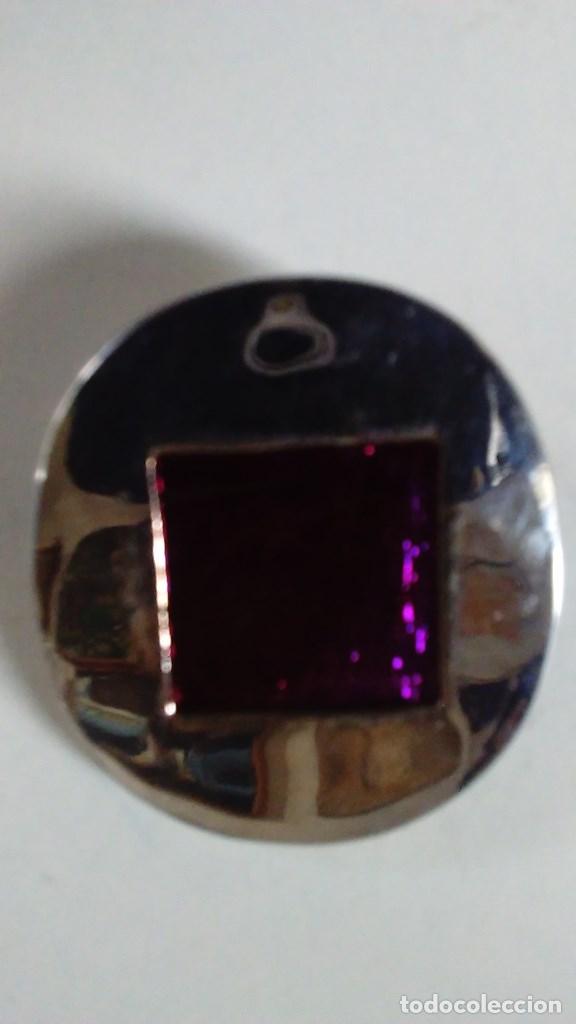 Joyeria: Broche de metal ovalado con esmalte rojo y cierre de seguridad - Foto 3