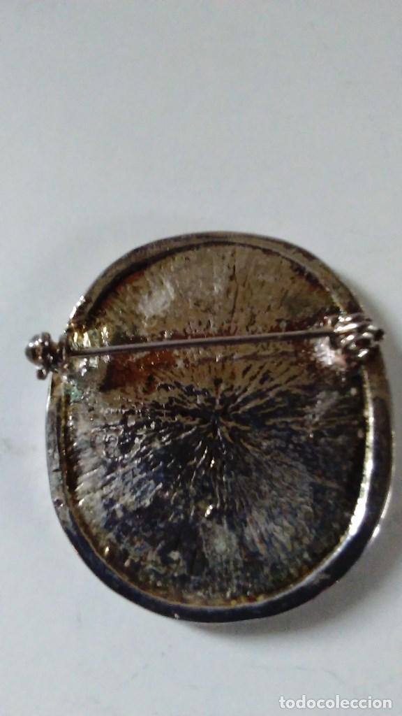 Joyeria: Broche de metal ovalado con esmalte rojo y cierre de seguridad - Foto 5