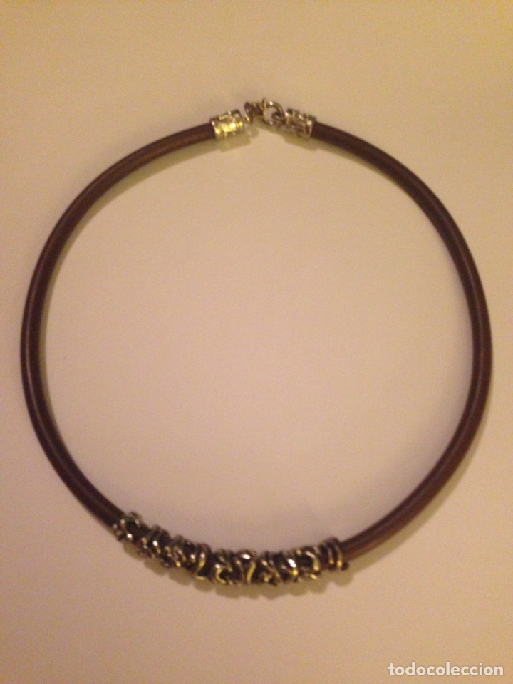 Joaillerie: Collar de Caucho y Acero.-